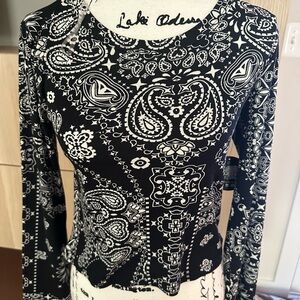 NWT-Black and White Paisley Long Sleeve Top LARGE JUNIORS/ 6 WOMANS SIZE.